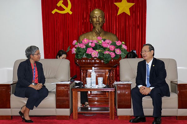 Ông Nguyễn Văn Dành (bên trái) Phó chủ tịch UBND tỉnh Bình Dương tiếp và làm việc với bà Priyamvada Srivastava, Tổng giám đốc P&G Việt Nam. Ông Nguyễn Văn Dành (bên trái) Phó chủ tịch UBND tỉnh Bình Dương tiếp và làm việc với bà Priyamvada Srivastava, Tổng giám đốc P&G Việt Nam.