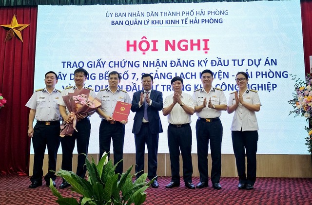 Ông Lê Trung Kiên, Trưởng ban BQL Khu kinh tế Hải Phòng chụp ảnh lưu niệm cùng chủ đầu tư Tân Cảng Sài Gòn. Ảnh: Thanh Sơn