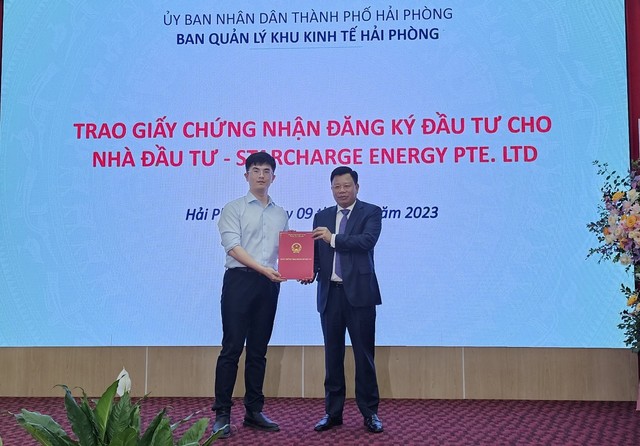 Trao giấy chứng nhận đăng ký đầu tư cho Dự án Nhà máy sản xuất thiết bị năng lượng Starcharge cho nhà đầu tư Starcharge Energy Pte.Ltd. (Singapore). Ảnh: Thanh Sơn