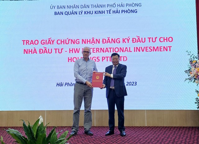 Trao giấy chứng nhận đăng ký đầu tư cho dự án HW Energy cho nhà đầu tư HW International Investment Holdings Pte.Ltd. Ảnh: Thanh Sơn