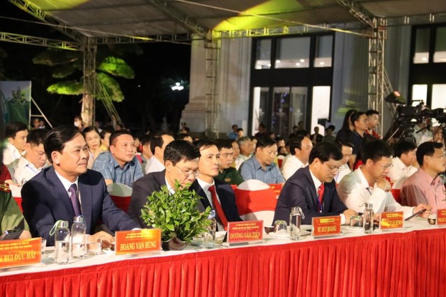 Đại biểu tham dự chương trình.