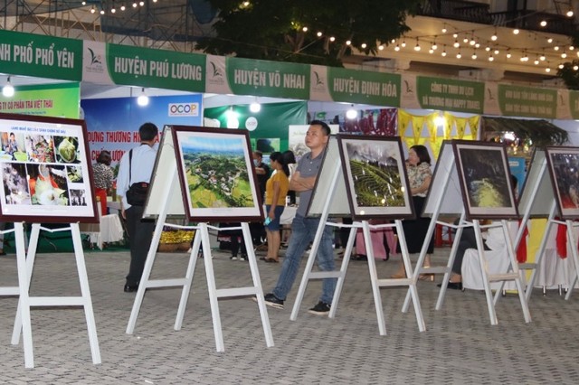 Khu vực triển lãm ảnh và gian hàng trưng bày.