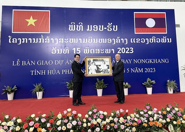 Thứ trưởng Trần Quốc Phương tặng món quà của Bộ trưởng Nguyễn Chí Dũng cho ông Ngam Pạ Sổng Mương Mạ Ni - Bộ trưởng Bộ Giao thông Công chính Lào nhân dịp khánh thành Sân bay Nọng Khảng