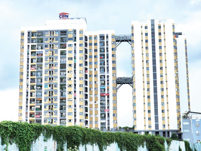 Hình ảnh cư dân dự án chung cư treo băng rôn đòi sổ hồng không hiếm gặp tại TP.HCM. Ảnh: Việt Dũng