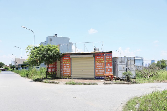 Thị trường bất động sản trầm lắng kéo dài khiến nhiều sàn môi giới, văn phòng giao dịch nhà đất phải đóng cửa. Ảnh: Dũng Minh