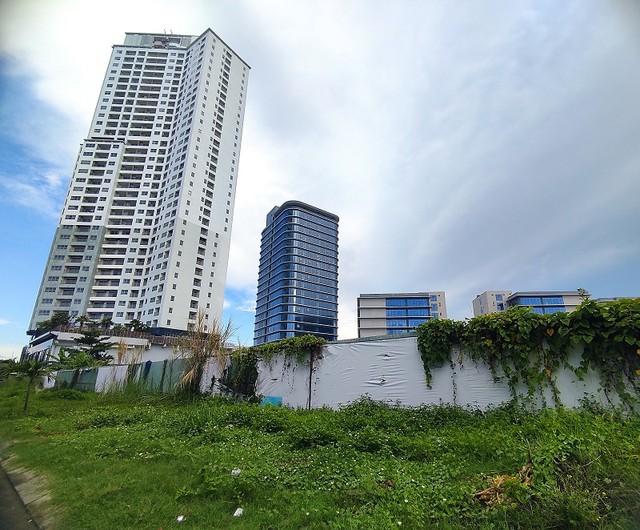 Tòa tháp còn lại của True Friends Park - Blooming Tower DaNang vẫn chưa thành hình và được quây tôn kín.