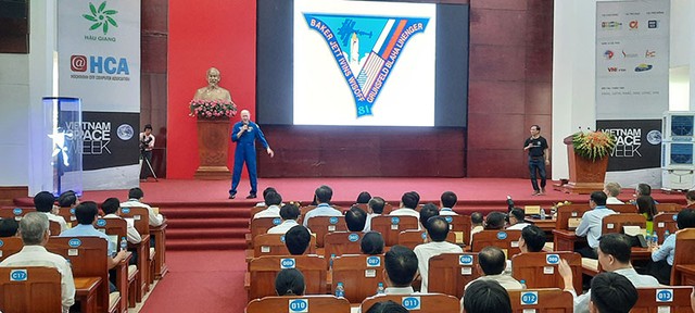 Ông Michael Baker, cựu phi hành gia NASA chia sẻ về những câu chuyện của phi hành gia trong môi trường làm việc và sinh hoạt trên không gian vũ trụ Ông Michael Baker, cựu phi hành gia NASA chia sẻ về những câu chuyện của phi hành gia trong môi trường làm việc và sinh hoạt trên không gian vũ trụ