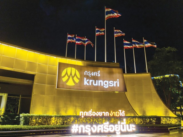 Krungsri đến từ xứ sở Chùa Vàng và tình cờ có màu sắc thương hiệu khá trùng hợp với SHB