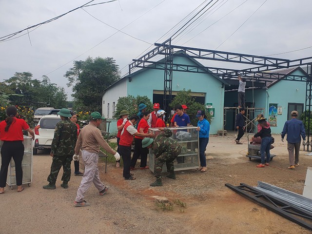 Người dân xã Cam Hiếu tháo dỡ nhà cửa, chuyển đến nơi ở tạm để bàn giao mặt bằng cho Dự án cao tốc đi qua địa huyện Cam Lộ. Ảnh Thanh Trúc. Người dân xã Cam Hiếu tháo dỡ nhà cửa, chuyển đến nơi ở tạm để bàn giao mặt bằng cho Dự án cao tốc đi qua địa huyện Cam Lộ. Ảnh Thanh Trúc.