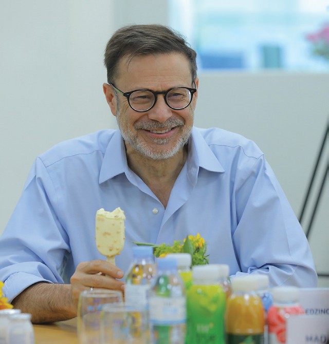 Đại sứ Andrew Goledzinowski thưởng thức những sản phẩm từ sữa tươi sạch, “vì sức khỏe cộng đồng” của Tập đoàn TH trong khuôn khổ buổi làm việc