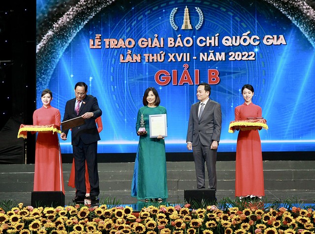 Nhà báo Trịnh Thị Thùy Liên nhận Giải B Giải Báo chí Quốc gia lần thứ XVII - năm 2022. (Ảnh: Chí Cường)