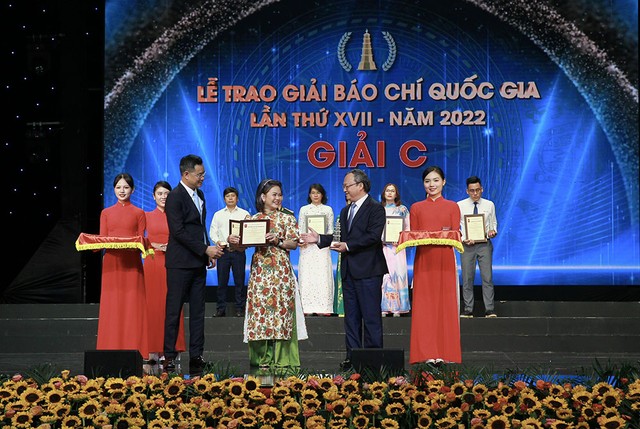 Nhà báo Phan Hăng - đại diện nhóm tác giả nhận Giải C Giải Báo chí Quốc gia lần thứ XVII - năm 2022. (Ảnh: Chí Cường)