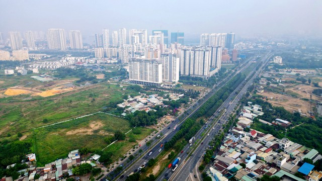 Tại TP.HCM, vẫn còn nhiều quỹ đất có thể khai thác dọc theo các tuyến đường lớn. Ảnh: Lê Toàn