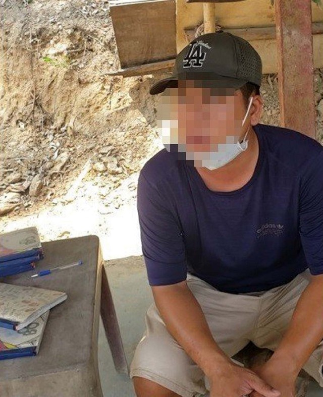 Người đàn ông "cai quản" bãi tập kết cát ở phường Hòa Minh (quận Liên Chiểu, TP. Đà Nẵng) nói, cát ở đây bán không có hóa đơn.