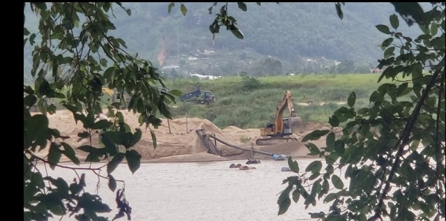 Lúc 17h19 ngày 12/6/2023, ống kính của nhóm phóng viên Báo Đầu tư ghi lại cảnh máy hút, xe múc vẫn công nhiên hoạt động tại mỏ cát thôn Ngọc Kinh Đồng, xã Đại Hồng, huyện Đại Lộc, tỉnh Quảng Nam.