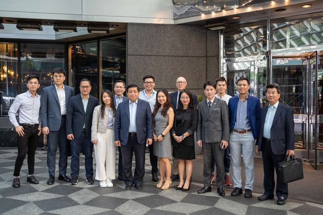 Bộ trưởng gặp mặt các chuyên gia, trí thức gốc Việt trong mạng lưới đổi mới sáng tạo Việt Nam tại New York. Bộ trưởng bày tỏ sự vui mừng về những thành tựu mà mạng lưới đổi mới sáng tạo quốc gia đã đạt được, đặc biệt là qua chương trình VietChallenge, đồng thời tiếp tục kêu gọi các thành viên mạng lưới có nhiều hoạt động hơn trong tương lai để củng cố, mở rộng mạng lưới và hỗ trợ các thành viên phát triển. Bộ trưởng gặp mặt các chuyên gia, trí thức gốc Việt trong mạng lưới đổi mới sáng tạo Việt Nam tại New York. Bộ trưởng bày tỏ sự vui mừng về những thành tựu mà mạng lưới đổi mới sáng tạo quốc gia đã đạt được, đặc biệt là qua chương trình VietChallenge, đồng thời tiếp tục kêu gọi các thành viên mạng lưới có nhiều hoạt động hơn trong tương lai để củng cố, mở rộng mạng lưới và hỗ trợ các thành viên phát triển.