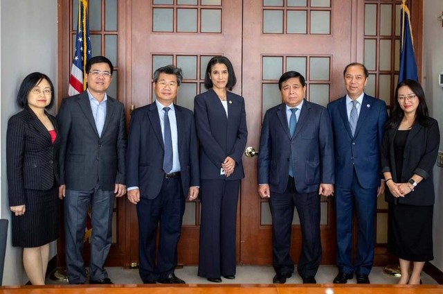 Bộ trưởng làm việc với Sở Dịch vụ Tài chính bang New York (DFS). Bộ trưởng đã có buổi trao đổi ngắn nhưng sâu sắc với bà Adrienna Harris, Giám đốc DFS và các chuyên gia, lãnh đạo DFS về những yếu tố cần thiết để xây dựng, phát triển một trung tâm tài chính quốc tế tại Việt Nam. Bộ trưởng làm việc với Sở Dịch vụ Tài chính bang New York (DFS). Bộ trưởng đã có buổi trao đổi ngắn nhưng sâu sắc với bà Adrienna Harris, Giám đốc DFS và các chuyên gia, lãnh đạo DFS về những yếu tố cần thiết để xây dựng, phát triển một trung tâm tài chính quốc tế tại Việt Nam.