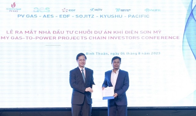 Trao Quyết định chấp thuận chủ trương đầu tư đồng thời chấp thuận nhà đầu tư Dự án Kho cảng LNG Sơn Mỹ cho đại diện chủ đầu tư dự án.