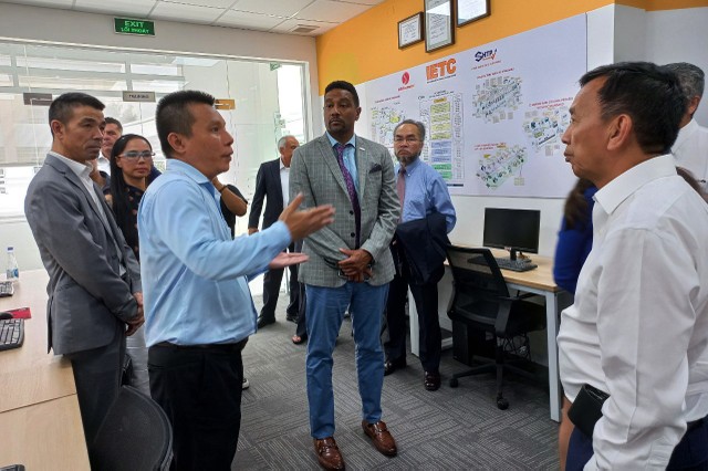 Nhà đầu tư Hoa Kỳ thăm Trung tâm Đào tạo điện tử quốc tế (IETC) thuộc Khu Công nghệ cao TP.HCM ngày 7/8.