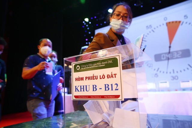 Đấu giá mua các lô đất. Ảnh: Lê Toàn Đấu giá mua các lô đất. Ảnh: Lê Toàn