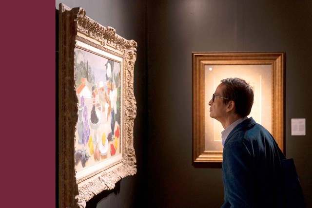 Đạo diễn Trần Anh Hùng chiêm ngưỡng tác phẩm tại Triển lãm “Mộng Viễn Đông