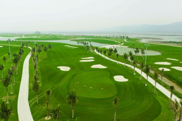Sân golf Tuần Châu là sân golf thứ 3 được hoàn thiện và đưa vào hoạt động từ tháng 4/2021, có vị trí đẹp, sát biển.