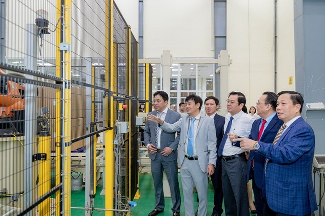 Các đại biểu tham quan dây chuyền sản xuất hiện đại của nhà máy tại lễ khánh thành. Các đại biểu tham quan dây chuyền sản xuất hiện đại của nhà máy tại lễ khánh thành.