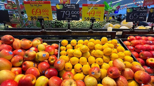 Nhiều mặt hàng giảm giá sâu tại siêu thị trong dịp này.