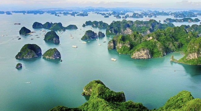 Vịnh Hạ Long được ví như một Việt Nam thu nhỏ. Ảnh: Báo Quảng Ninh