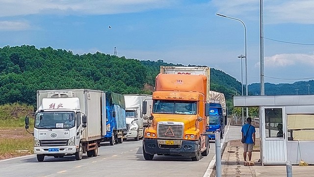 Từ đầu tháng 9 tới nay, trung bình có hơn 200 phương tiện chở hàng hoá XNK qua các cửa khẩu, lối mở giữa TP.Móng Cái (Việt Nam) và Đông Hưng (Trung Quốc). Ảnh: Hữu Việt.