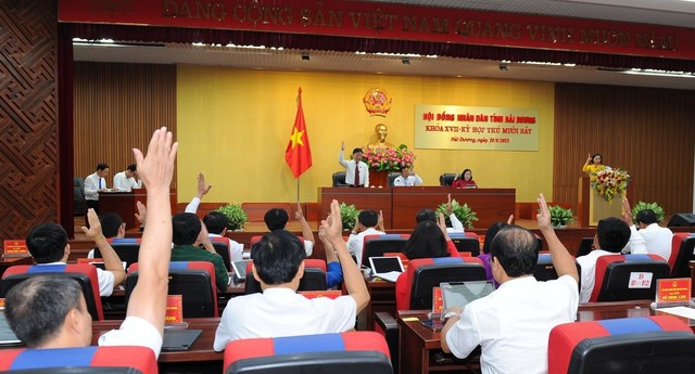 Các đại biểu biểu quyết thông qua Nghị quyết của Kỳ họp.