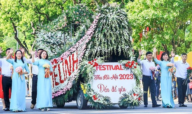 Sau tiết mục biểu diễn Lân Sư Rồng là chương trình diễu hành. Dẫn đầu đoàn là xe hoa Mê Linh, ngoài ra còn có diễu hành áo dài, xích lô,... mang đến không gian đầy màu sắc, tươi vui nhưng cũng vô cùng lãng mạn.