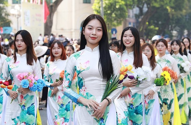 Những tà áo dài thướt tha, đậm nét người con gái Hà thành được đoàn thanh thiếu niên trình diễn