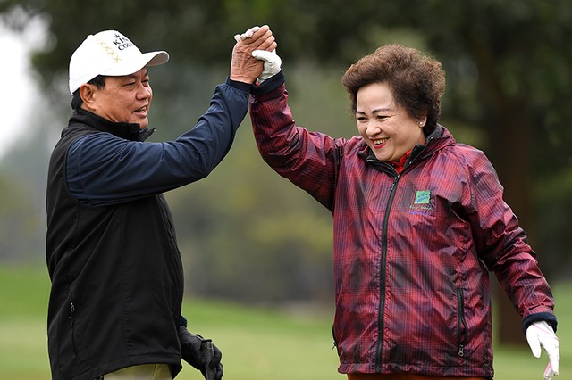 Swing for the Kids không chỉ là điểm hẹn của những doanh nhân yêu golf, mà còn hội tụ những tấm lòng hào hiệp, tiếp sức cho hàng chục ngàn học sinh, sinh viên có hoàn cảnh khó khăn. Swing for the Kids không chỉ là điểm hẹn của những doanh nhân yêu golf, mà còn hội tụ những tấm lòng hào hiệp, tiếp sức cho hàng chục ngàn học sinh, sinh viên có hoàn cảnh khó khăn.
