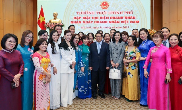 Thủ tướng Phạm Minh Chính và các doanh nhân (Ảnh: VGP/Nhật Bắc)