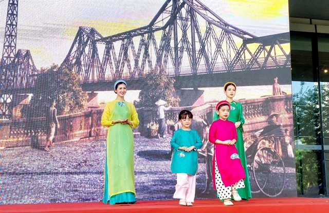 Trình diễn áo dài tại Họp báo.