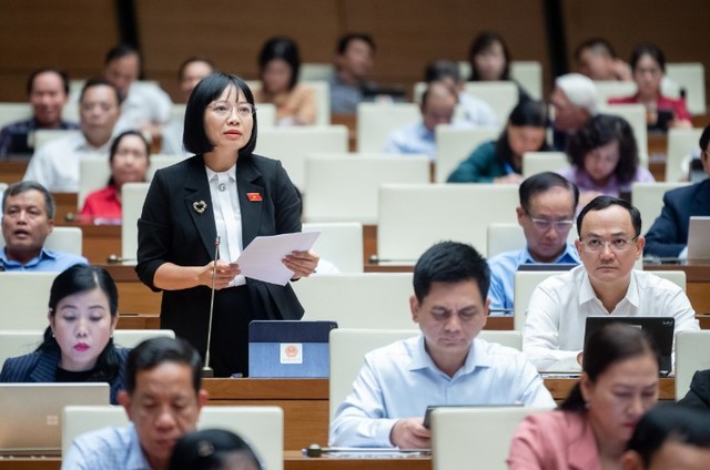 Đại biểu Quốc hội Nguyễn Thị Việt Nga góp ý.