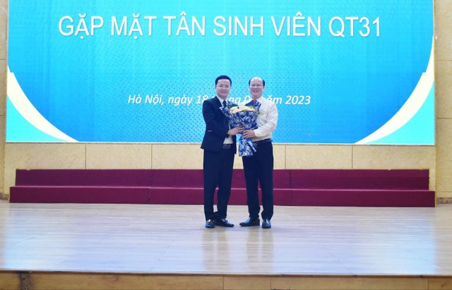 CEO Tony Vũ - Nhà sáng lập nền tảng tuyển dụng job3s.vn được Tiến sĩ Hà Văn Sỹ - Trưởng khoa Quản trị kinh doanh - Đại học Công Đoàn tặng hoa chào đón đến tham dự với vai trò là diễn giả khách mời đặc biệt.