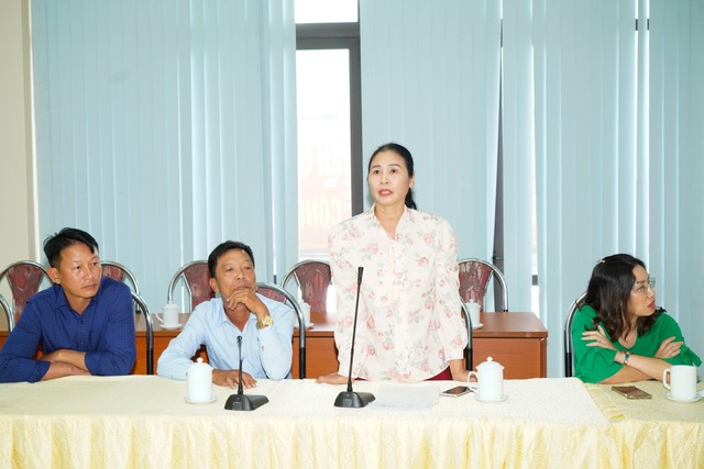 Đại diện một số hộ dân nêu ý kiến tại cuộc làm việc. Ảnh: Thanh Sơn Đại diện một số hộ dân nêu ý kiến tại cuộc làm việc. Ảnh: Thanh Sơn