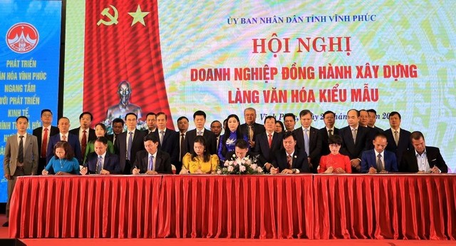Đại diện các doanh nghiệp ký cam kết đồng hành xây dựng Làng văn hóa kiểu mẫu Đại diện các doanh nghiệp ký cam kết đồng hành xây dựng Làng văn hóa kiểu mẫu