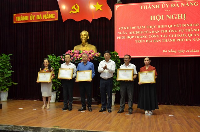 Phó bí thư Thường trực Thành ủy Đà Nẵng, ông Lương Nguyễn Minh Triết trao bằng khen cho các tập thể thực hiện tốt Quyết định số 10111-QĐ/TU ngày 16/5/2018, Quy định về việc phối hợp trong công tác chỉ đạo, quản lý báo chí.