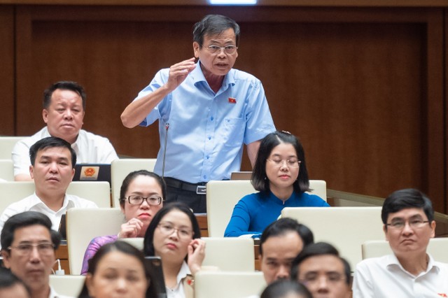 Đại biểu Trần Hữu Hậu tranh luận trong phiên làm việc chiều 6/11 của Quốc hội