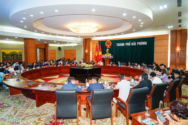 Quang cảnh buổi làm việc.