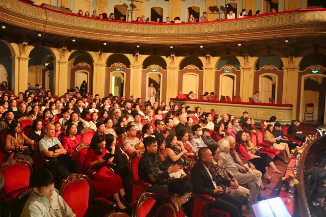 Vở nhạc kịch "Những người khốn khổ" thu hút đông đảo khán giả trong và ngoài nước. Vở nhạc kịch "Những người khốn khổ" thu hút đông đảo khán giả trong và ngoài nước.