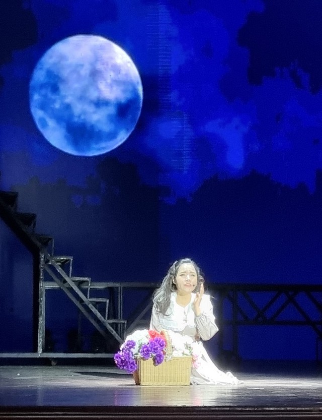 Một cảnh trong nhạc kịch "Những người khốn khổ". Một cảnh trong nhạc kịch "Những người khốn khổ".