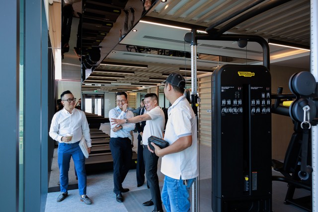 Sau khi tiến hành thủ tục bàn giao, cư dân sẽ được đội ngũ quản gia Marriott giới thiệu các tiện ích và dịch vụ trong tòa Lake. Sau khi tiến hành thủ tục bàn giao, cư dân sẽ được đội ngũ quản gia Marriott giới thiệu các tiện ích và dịch vụ trong tòa Lake.