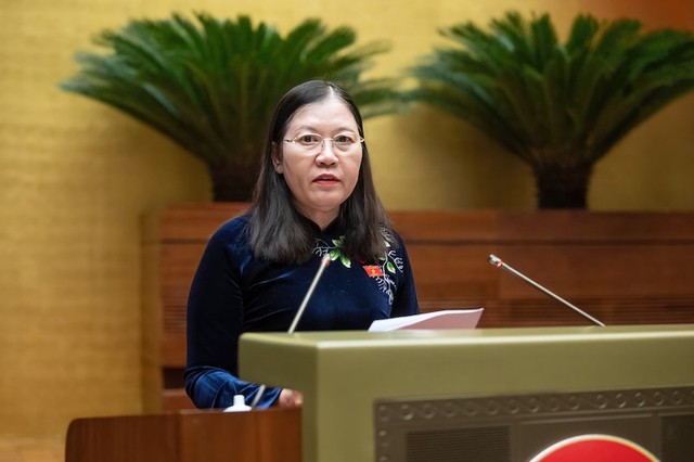 Chủ nhiệm Ủy ban Tư pháp Lê Thị Nga trình bày báo cáo thẩm tra.