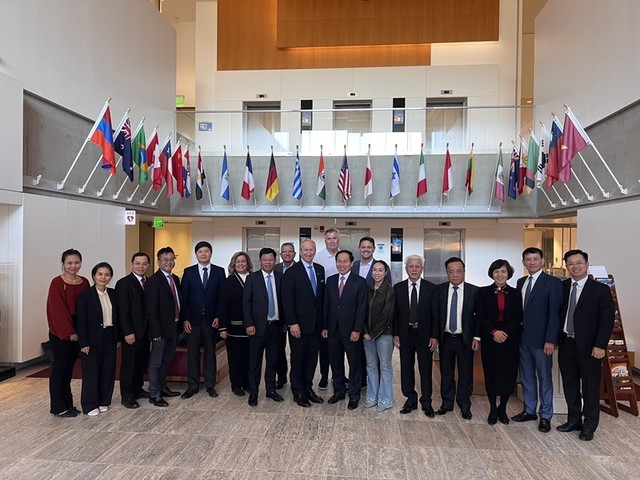 Đoàn công tác TP. Hải Phòng đã đi thăm khảo sát kinh nghiệm và làm việc với Cảng quốc tế Los Angeles - Hoa Kỳ