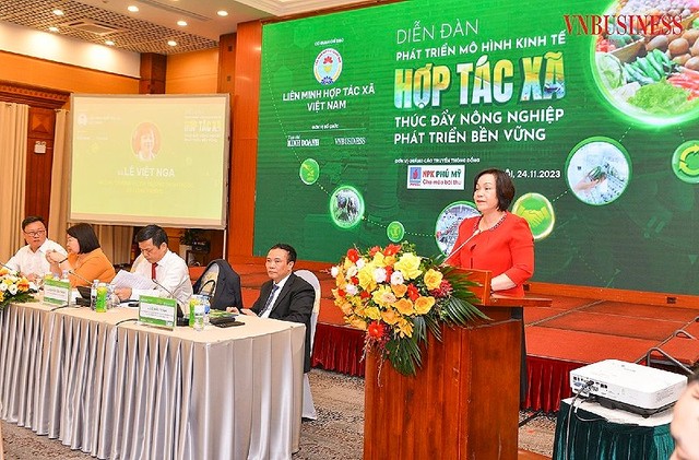 Bà Lê Việt Nga Phó vụ trưởng Vụ thị trường trong nước (Bộ Công Thương) phát biểu tại Diễn đàn. (Ảnh: Vnbusiness) Bà Lê Việt Nga Phó vụ trưởng Vụ thị trường trong nước (Bộ Công Thương) phát biểu tại Diễn đàn. (Ảnh: Vnbusiness)