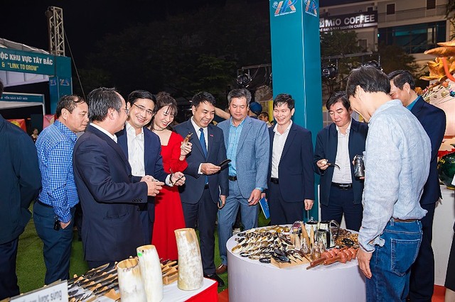 Đại diện Lãnh đạo Trung tâm Xúc tiến đầu tư, Thương mại và du lịch TP. Hà Nội cùng đại diện Lãnh đạo các Sở ban, ngành tỉnh Lào Cai tham quan các gian hàng.